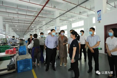 縣領(lǐng)導(dǎo)前往鴻運鞋業(yè)招商考察